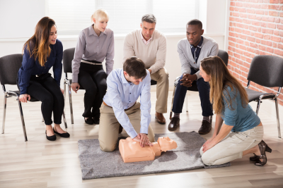 instructor showing resuscitation